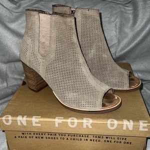 Gently used suede Time Majorca Peep Toe